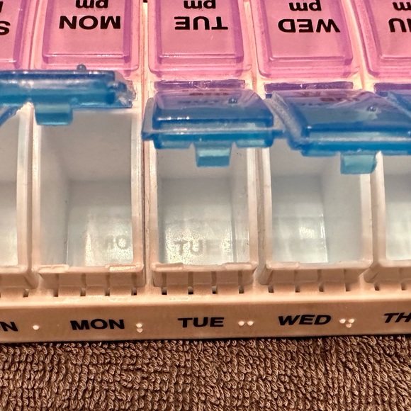 Weekly AM & PM Medication Organizer - Picture 5 of 7